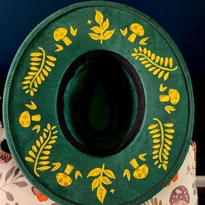 Cottage core hand painted suede wide brim hat 💛🌿